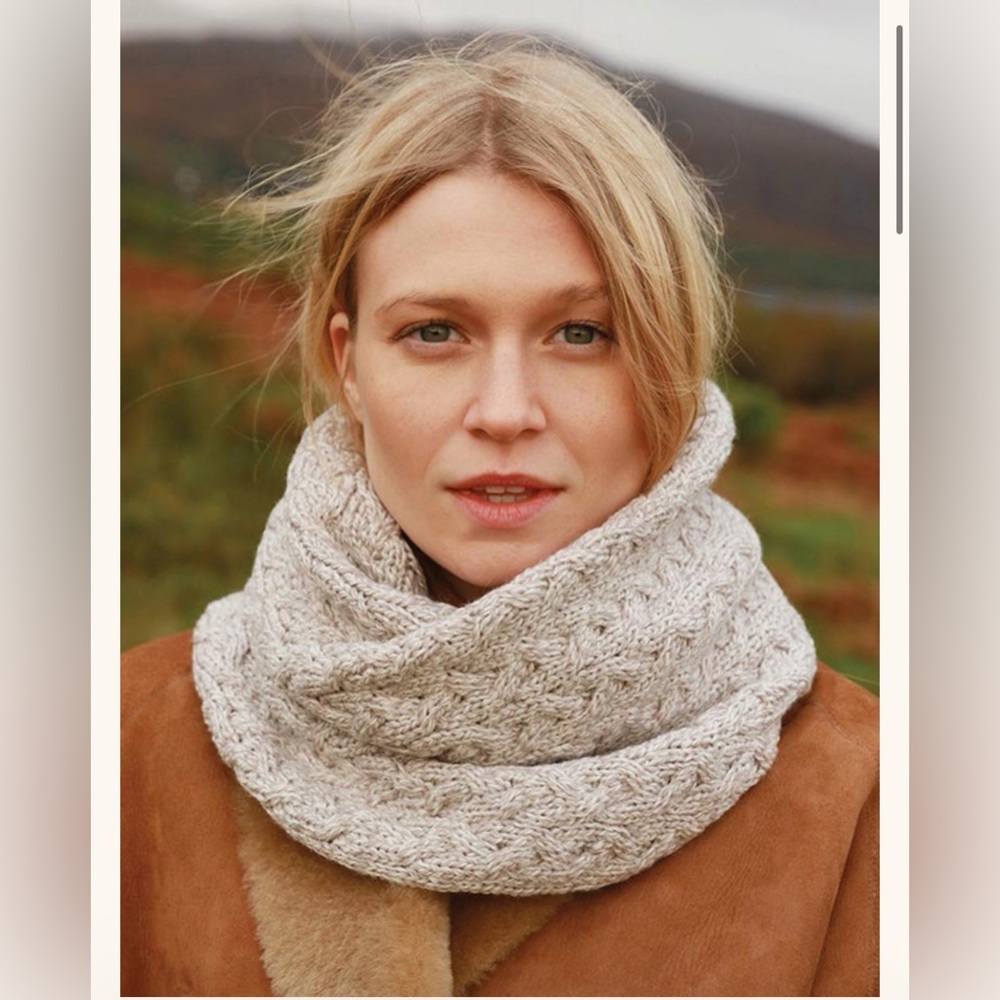Banana Republic Alpaca Wool Knit Italian Yarn Neck Scarf Warmer Cream Tan O/S